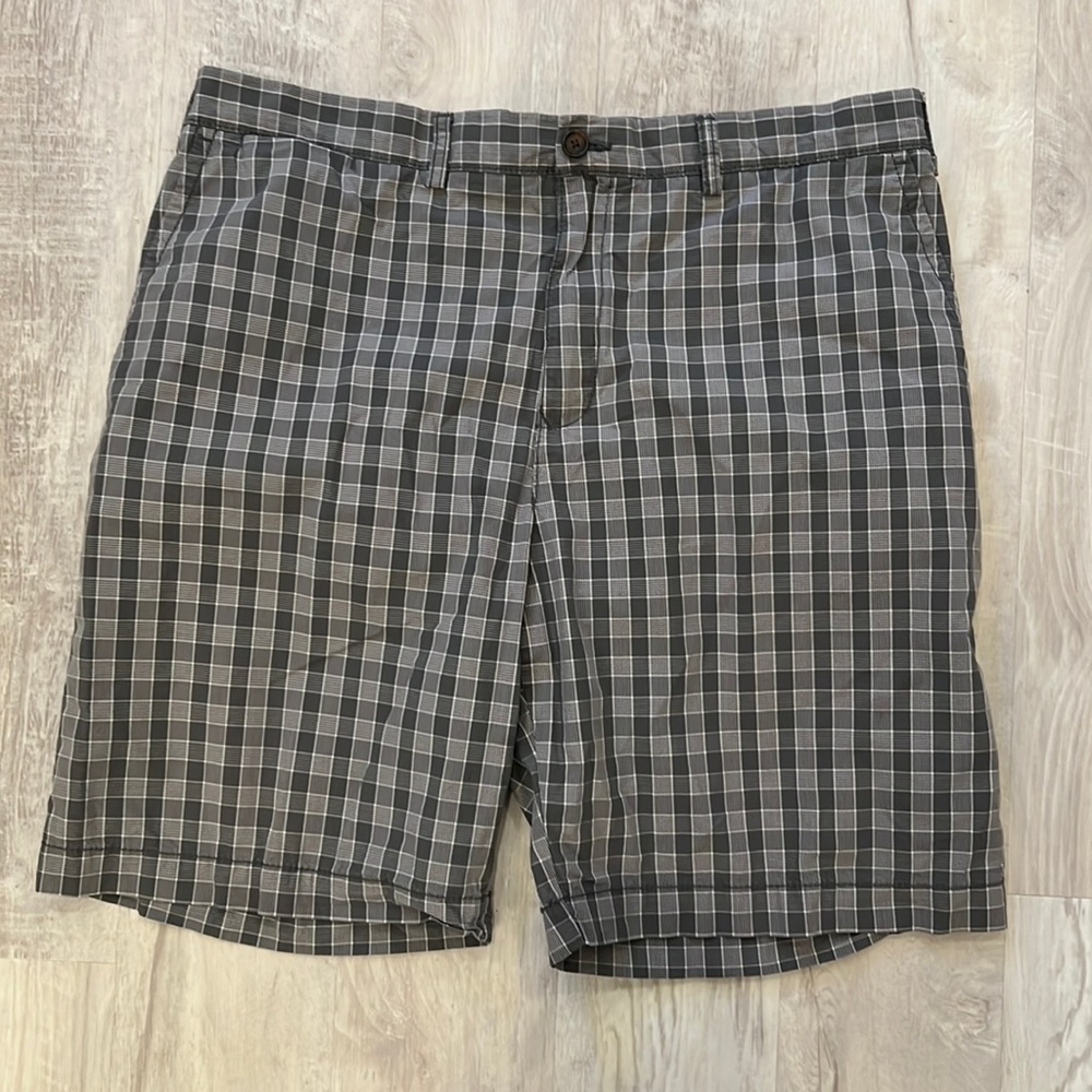 Tommy Hilfiger Men’s Gray Size 42 Gray Checkered Shorts Classic Fit Flat Front